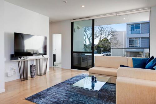Epsom House | Central Modern Duplex Home near Cornwall Park