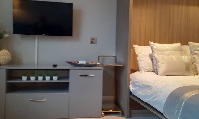 York House | Central Modern Studio. Parking Available