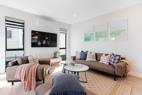 Sandringham House | Central Oasis Townhouse with Parking and Air-con