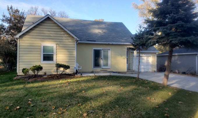 Omaha House | Central Omaha. 15 minutes to anywhere! clean safe home. Near Childrens hospital