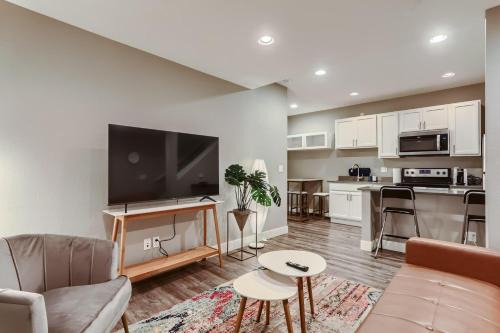 Stapleton Apartment | Central Park - 28th Place Apt
