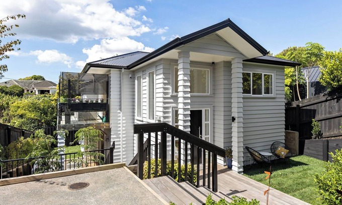 Western Springs House | Central, quiet 4 bedroom home near city, beaches, parks, zoo and kids museum.
