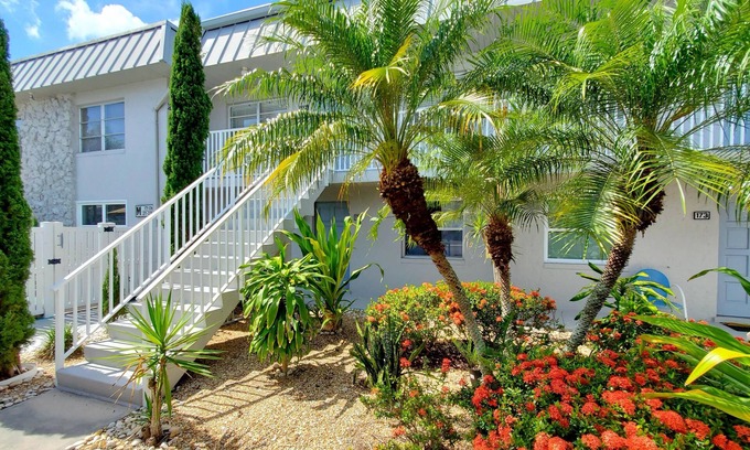 Cypress Lake Condo | Central Quiet Location, only 8 Miles to Ft. Myers Beach