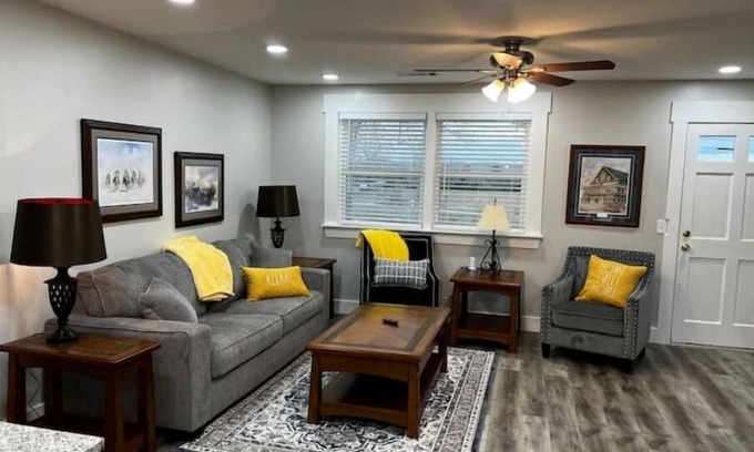 Lebanon House | Central Retreat C, NEW Family and Pet Friendly