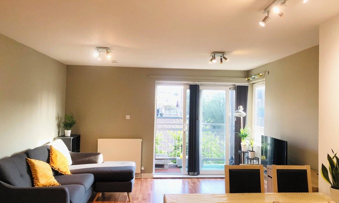 Gifford Apartment | Central Spacious Flat with free parking& Superfast Wi-Fi