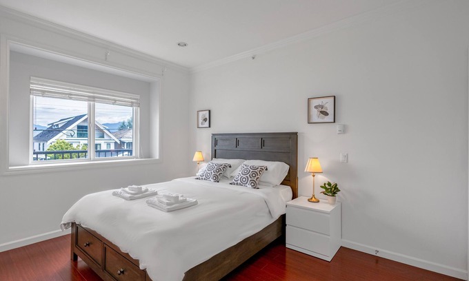 Renfrew-Collingwood House | Central Specious 3 bedrooms Upstairs