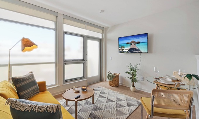 Downtown Bed & Breakfast | Central studio in Santa Monica w FREE parking