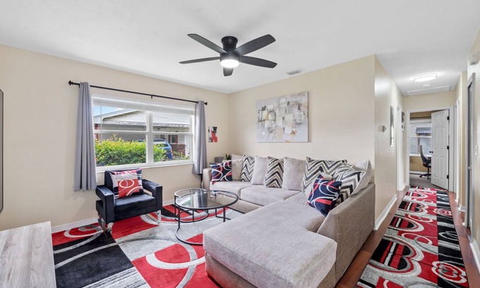 Carver City - Lincoln Gardens House | Central Tampa Escape – Perfect for Business, Getaways & Families