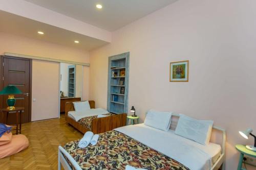 Vera Apartment | Central Tbilisi Apt with City Views - by Wehost