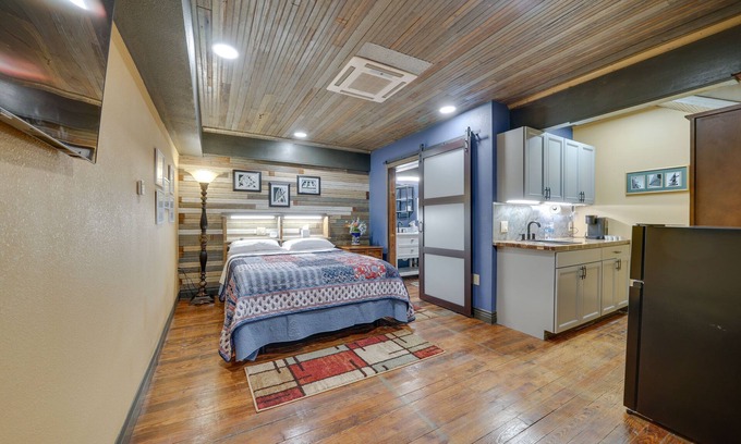 Texarkana Apartment | Central Texarkana Studio Rental w/Railroad Views!