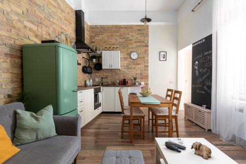 Csarnok negyed Apartment | Central Vintage Loft - FREE Private Parking - Metro - Tram - AC