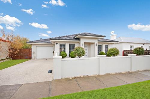 Warrnambool House | Central Warrnambool Townhouse