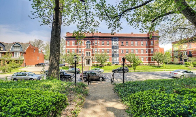 Central West End Apartment | Central West End Condo < 1 Mi to Forest Park!