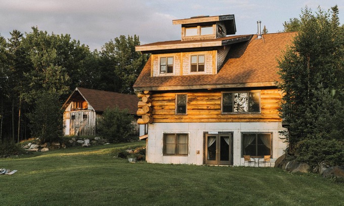 Holden House | Central yet quiet Log Cabin on 4 acres with laundry, kitchen, bathroom and sauna