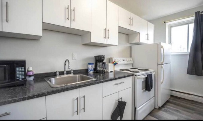 Edmonton Condo | Centrally located 1 bedroom 1 bathroom close to down town and whyte Ave