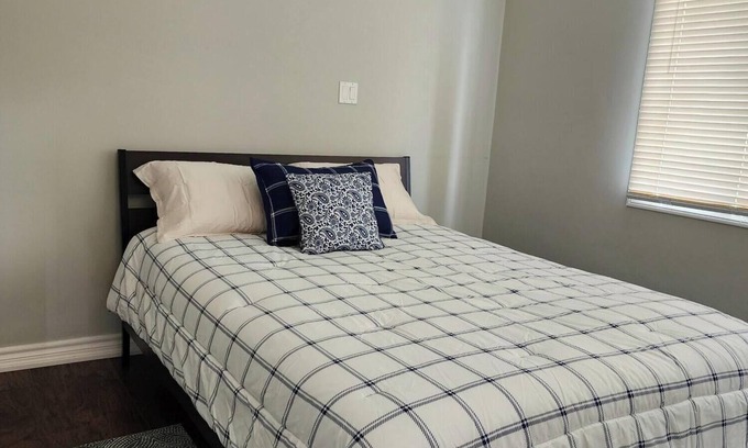 New Toronto House | Centrally located 10 minutes from downtown Toronto