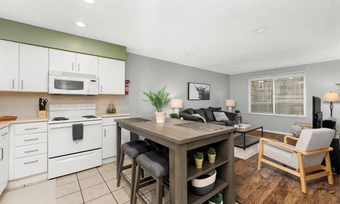 University District Apartment | Centrally located 2 Bed