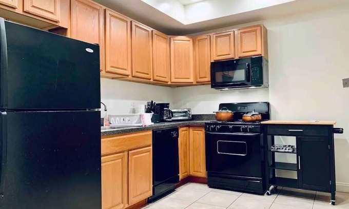 Park View House | Centrally Located 5B NW Home-10 Mins walk to metro