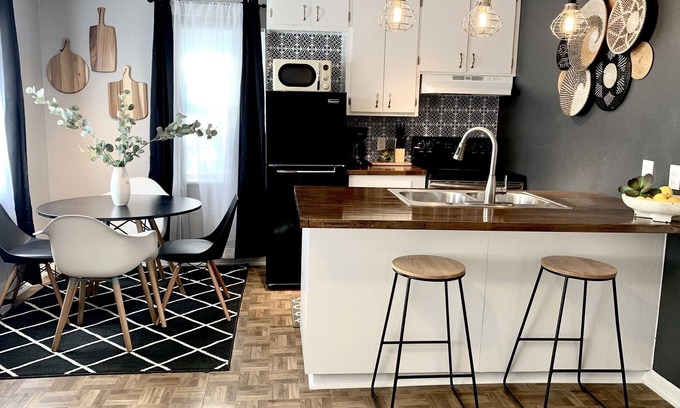 Mercedes Condo | Centrally located apartment with full kitchen and free parking