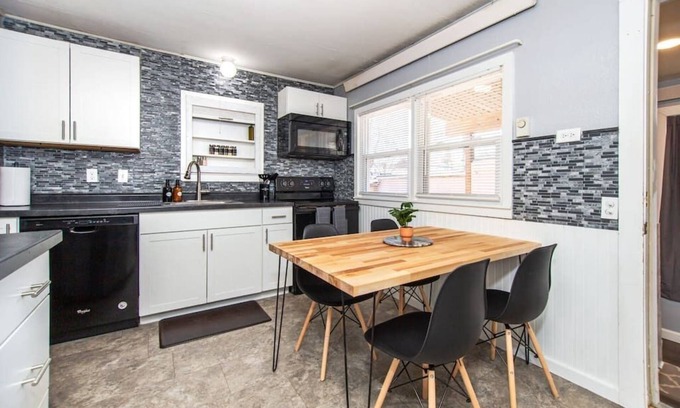 Rapid City House | ⁂Centrally Located⁂Close to Downtown⁂Stocked Kitchen⁂