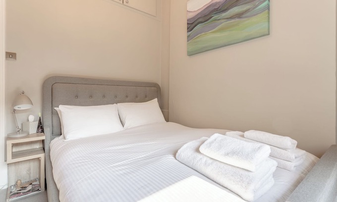 Warwick Apartment | Centrally Located | Contemporary 1BD Flat