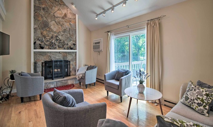 Gurnee House | Centrally Located Gurnee Townhome w/ Deck!