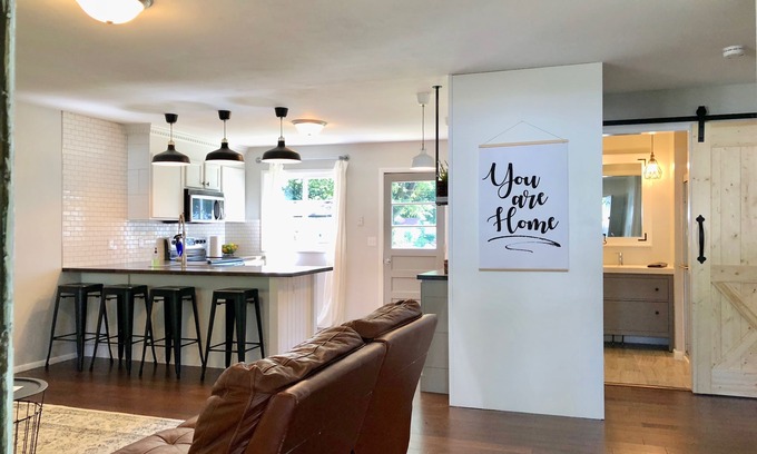 Lincoln House | Centrally Located in Quiet Area with Keyless Entry - Little Gray House