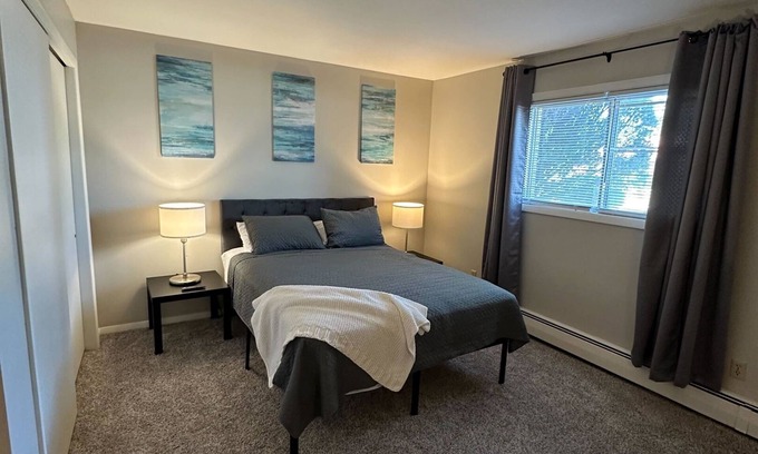 Bloomington Apartment | Centrally located Large one bedroom