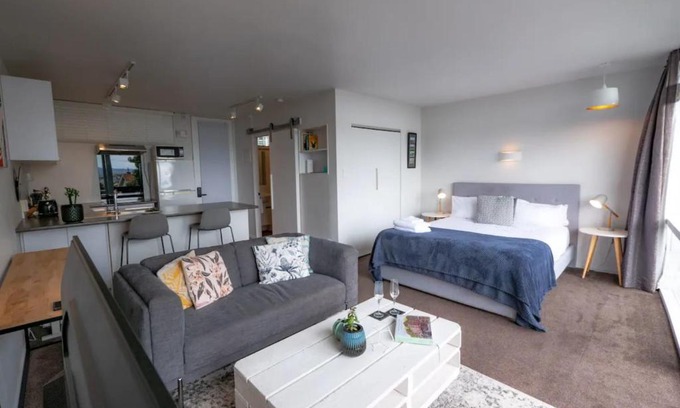 Mount Eden Apartment | Centrally Located Light-filled Studio w Parking