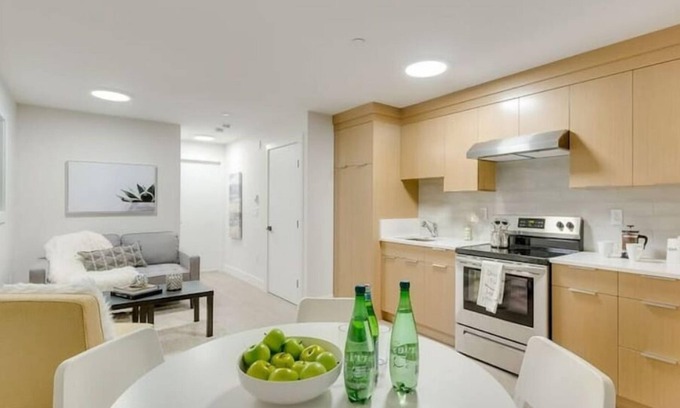 East Side Apartment | Centrally-located Modern Suite near Skytrain