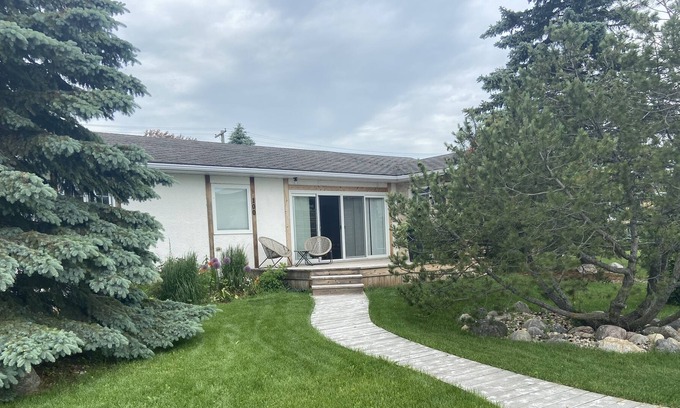 Gimli House | Centrally located; on migratory bird routes, and great winter and summer fishing