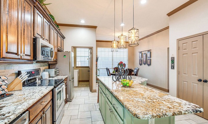 Rowlett House | Centrally Located Rowlett Home w/Outdoor Kitchen!