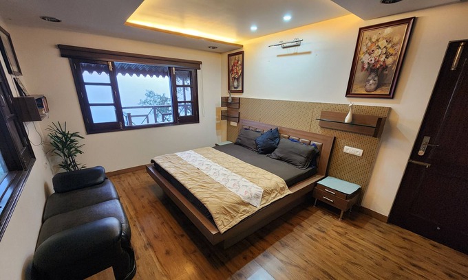 The Mall Road Villa | Centrally-located Rustic Villa in the woods. (900 meters from Mall road)