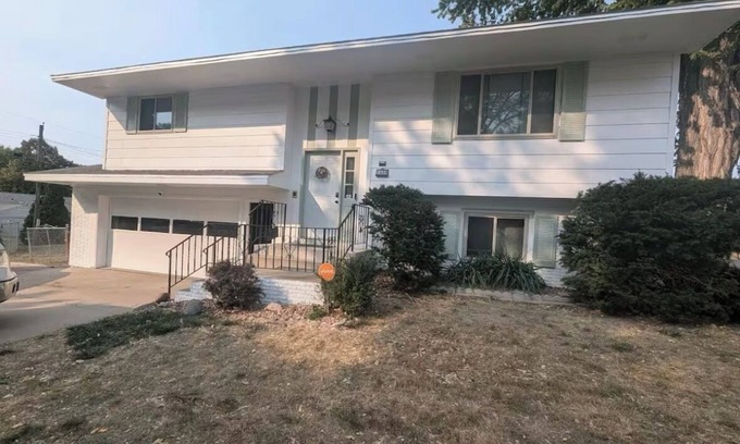 Sioux Falls House | Centrally located, sleeps 10, security system, close to colleges and hospitals
