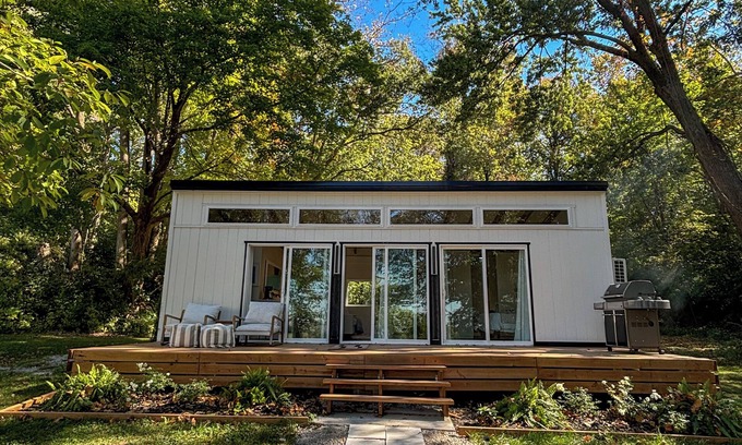 Fairview Heights Cottage | Centrally located St. Louis and Arch view. Complimentary water,wine & breakfast