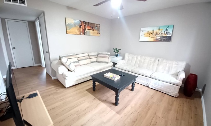 Albuquerque Apartment | Centrally located, updated modern apt, free parking, restos,I-25, airport 41