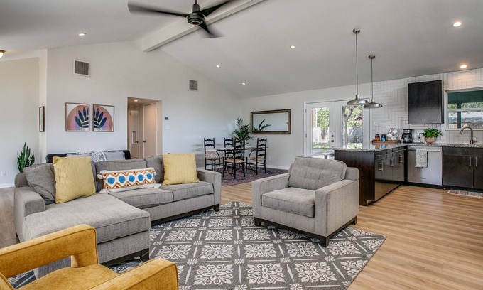 Shearer Hills - Ridgeview House | Centrally located, updated 3 bedroom 2 bath