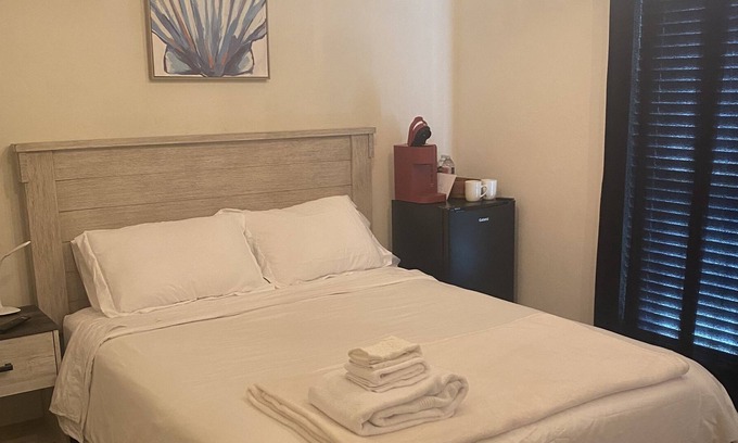 Wheatland House | Centrally Located and 10 Minutes to Airport Single Room with private bathroom