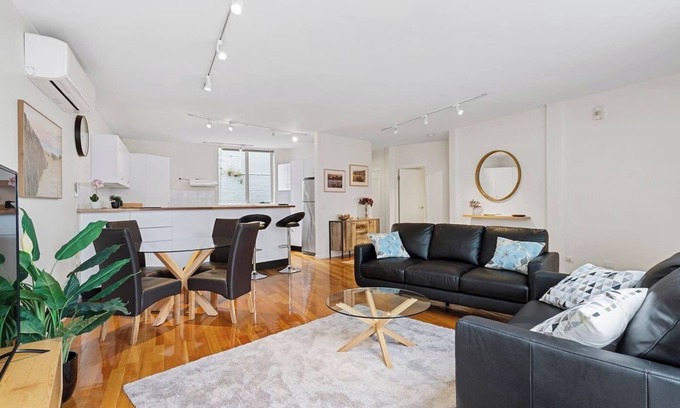 Hobart Central Business District Apartment | Centre Stage Stroll to the Waterfront