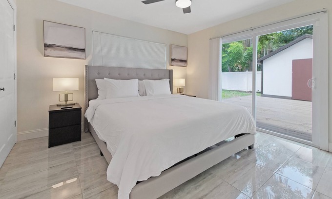 Bay Crest Park House | Centric Vacation Home with Detached Guest Suite