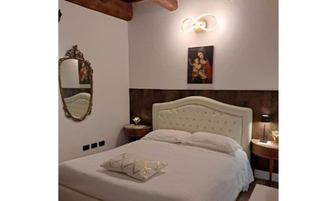 Ravenna Apartment | Centro storico, Centralissimo LUXURY SMERALDO SUITE Doccia Idromassaggio , cesto con piccola colazione