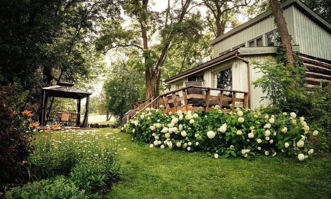 Drummond-North Elmsley Cottage | Century old log cabin on the beach