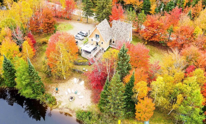 Lac-Swell Ski Chalet | Chalet Amico - Private Sandy Beach - 4 Bedrooms - Free Wi-Fi