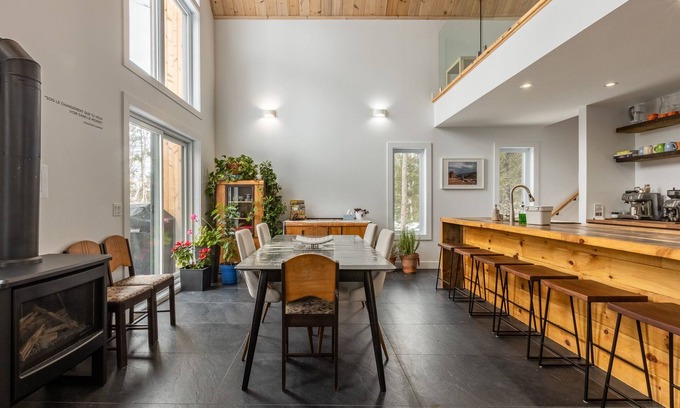 Sainte-Lucie-des-Laurentides Ski Chalet | Chalet Scandinave Dans les Laurentides-sauna-lac