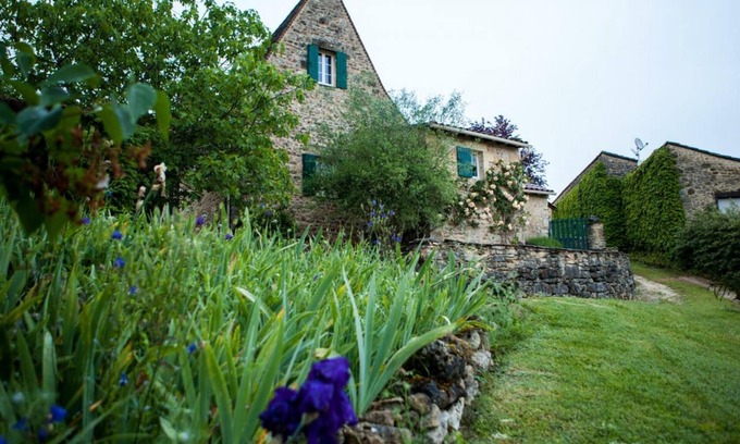 Les Eyzies Cottage | Charming Stone House with Terrace, Garden & Wifi Near Prehistoric Sites in Les Eyzies-de-Tayac