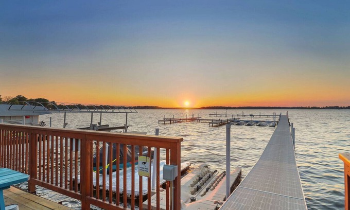 Ingleside Apartment | Chain O' Lakes Beach Penthouse Sunset View and Boat Dock