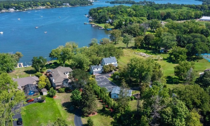 McHenry House | Chain O'Lakes Group Getaway-The Johnsburg Estate