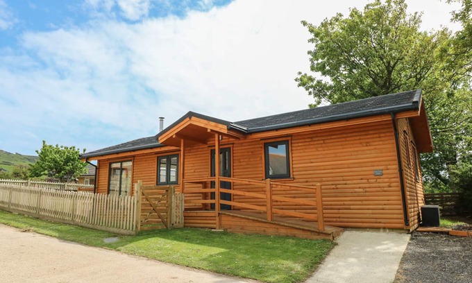 Chale Cottage | CHALE FARM LODGE, family friendly, character holiday cottage in Chale