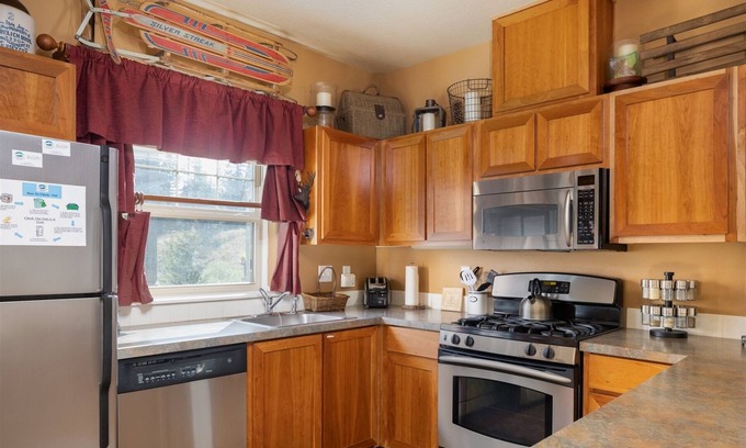 Government Camp Ski Chalet | Chalet 33 at the Official Collins Lake Resort