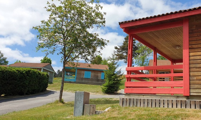 Blavignac Ski Chalet | Chalet "Albizia Pour 6 Prix Semaine" with Mountain View, Shared Pool & Wi-Fi